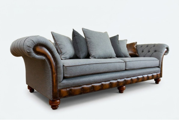 Sofá clásico de diseño Chesterfield de 4 plazas en tela de lujo y tapizado.