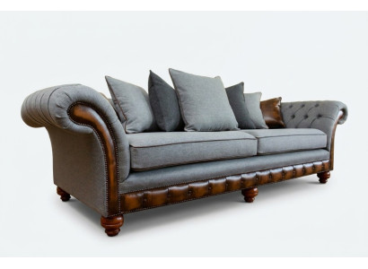 Sofá clásico de diseño Chesterfield de 4 plazas en tela de lujo y tapizado.