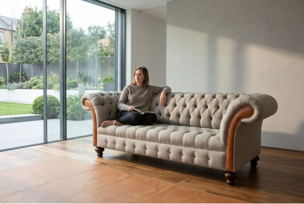 Sofá de diseño Chesterfield de tres plazas gris moderno.
