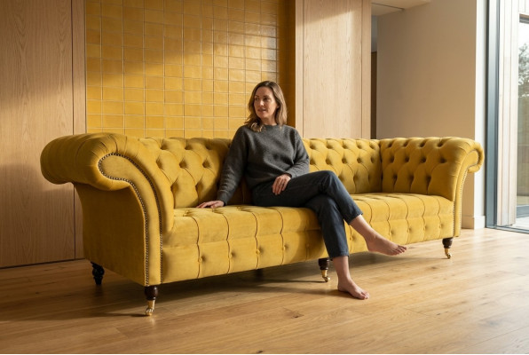 Sofá Sofá Tapizado Chesterfield Textil Sofás Diseño Lujo Sofás de tela de 4 plazas Amarillo.