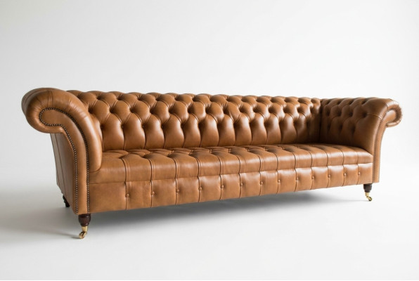Diseño Chesterfield - Sofá de 4 plazas de cuero marrón con tapizado de lujo.