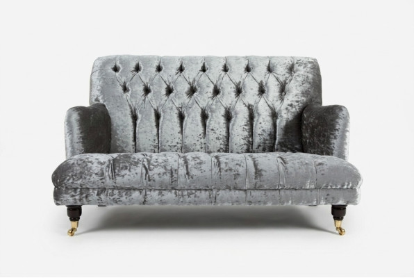 Sofá Chesterfield resistente y de alta calidad, cojines de tres plazas.