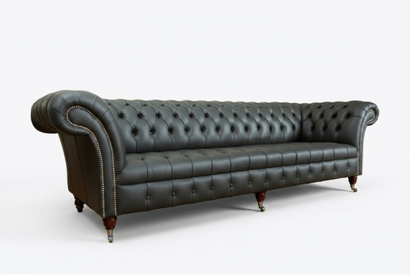 Sofá grande de 4 plazas Chesterfield gris de tela y cuero con cojines.