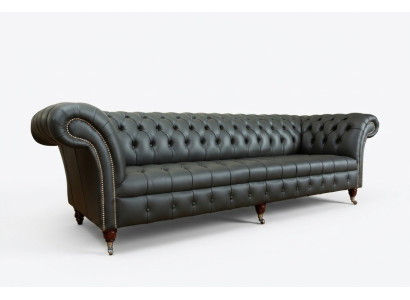 Sofá grande de 4 plazas Chesterfield gris de tela y cuero con cojines.