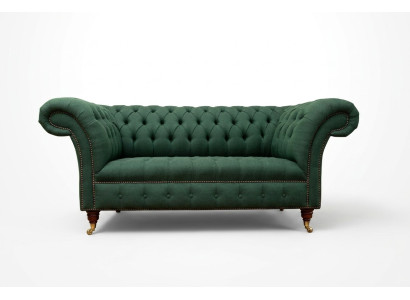 Muebles tapizados clásicos Chesterfield. Sofá verde de tela de cuero.