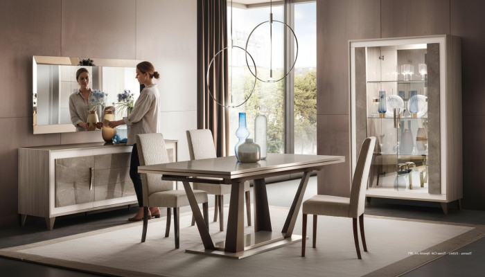 Muebles de estilo italiano. Sillón tapizado de una plaza. Silla con respaldo. Textil de habitación.