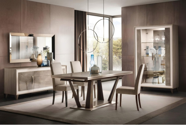 Muebles de estilo italiano. Sillón tapizado de una plaza. Silla con respaldo. Textil de habitación.
