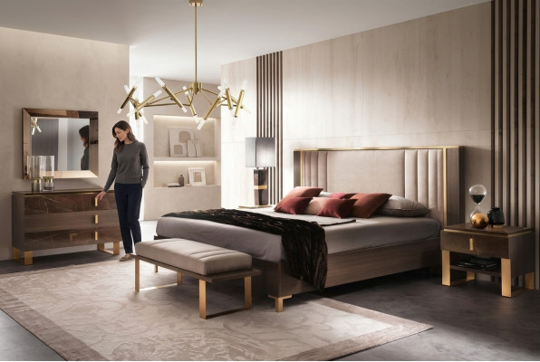 Conjunto de dormitorio clásico de 4 piezas: cama, mesita de noche, cómoda.