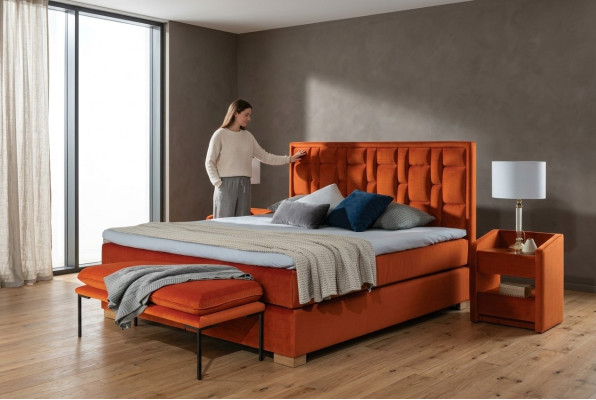 Diseño conjunto de dormitorio de cama 4 piezas. 2 mesitas de noche, 2 bancos, camas modernas.
