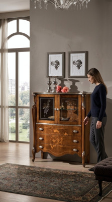 Muebles lujosos de madera y vidrio en estilo barroco, armario, cómoda, armarios de diseñador.