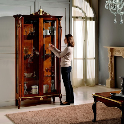 Muebles italianos de madera en estilo clásico. Vitrina, armario, estante, armarios.