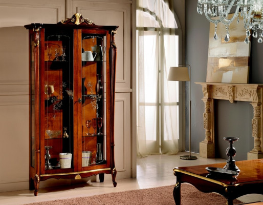 Muebles italianos de madera en estilo clásico. Vitrina, armario, estante, armarios.