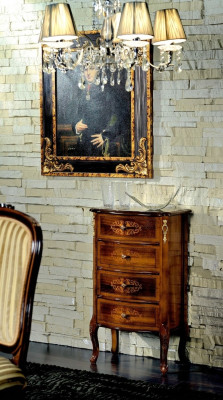 Muebles de estilo italiano de lujo en madera, cómoda marrón de estilo barroco antiguo.