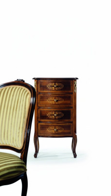 Muebles de estilo italiano de lujo en madera, cómoda marrón de estilo barroco antiguo.