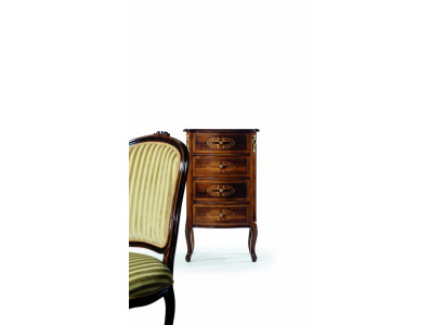 Muebles de estilo italiano de lujo en madera, cómoda marrón de estilo barroco antiguo.