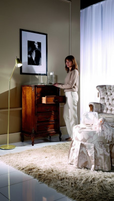 Diseño de muebles de estilo barroco, cómoda, armario de madera marrón. Muebles italianos nuevos.