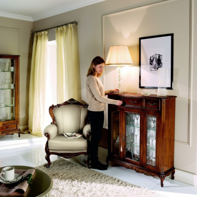 Muebles estilo barroco, comoda de madera, armario, vitrina, muebles de lujo, sillón.
