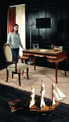 Muebles de lujo de madera para oficina en set de 2 piezas: escritorio y silla. Mesas italianas de estilo barroco.