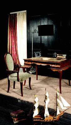 Muebles de lujo de madera para oficina en set de 2 piezas: escritorio y silla. Mesas italianas de estilo barroco.