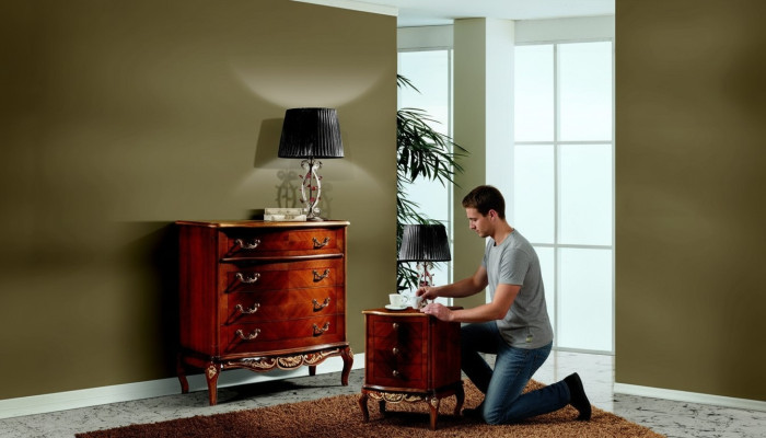 Muebles italianos de lujo, gran cómoda armario con 4 cajones de madera marrón.