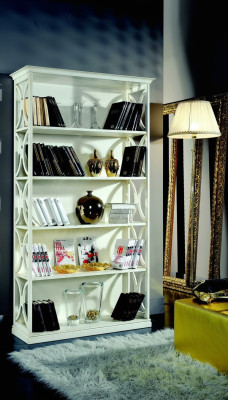 Diseño de estanterías de lujo para libros en estilo clásico italiano en blanco con mueble de madera.