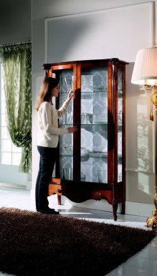Muebles italianos de lujo. Muebles clásicos de madera marrón. Elegante vitrina.