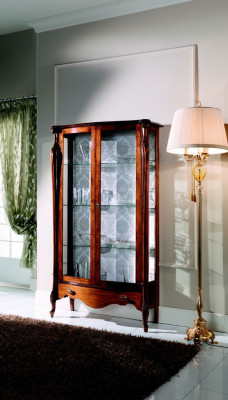 Muebles italianos de lujo. Muebles clásicos de madera marrón. Elegante vitrina.