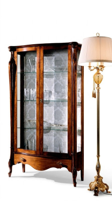Muebles italianos de lujo. Muebles clásicos de madera marrón. Elegante vitrina.