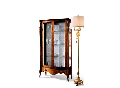 Muebles italianos de lujo. Muebles clásicos de madera marrón. Elegante vitrina.