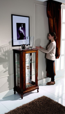 Diseño de muebles italiano, vitrina marrón de madera de lujo, armarios clásicos.