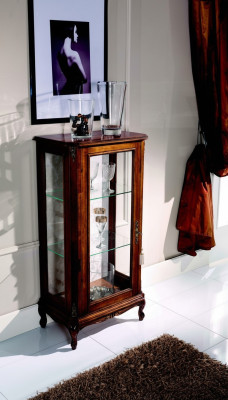 Diseño de muebles italiano, vitrina marrón de madera de lujo, armarios clásicos.