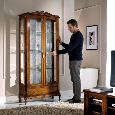 Diseñador de lujo vitrina de madera marrón 2 puertas de vidrio 1 cajón Muebles italianos