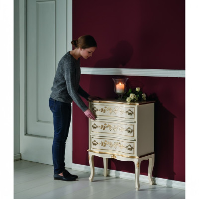Diseñador de muebles de madera italiano. Armario alto, cómodas, armarios blancos.