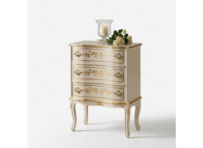 Diseñador de muebles de madera italiano. Armario alto, cómodas, armarios blancos.