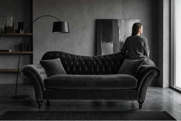 Sofá de tela negro de tres plazas Chesterfield para la sala de estar.