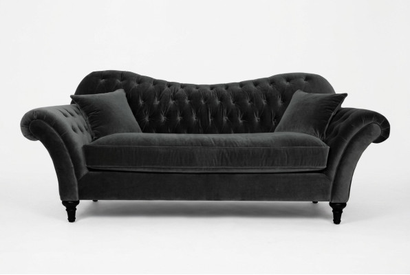 Sofá de tela negro de tres plazas Chesterfield para la sala de estar.