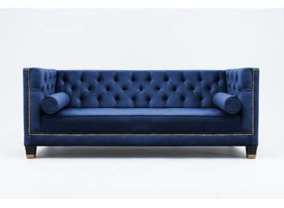 Sofá de diseño de tres plazas Chesterfield azul de tela para la sala de estar.