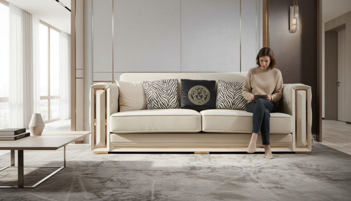 Sofá Chesterfield de cuero beige, sofisticado diseño de sala de estar con cojines.