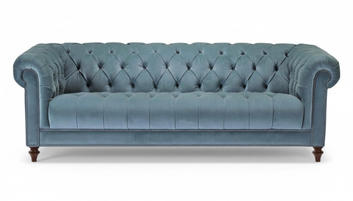Chesterfield sofá tapizado en tela diseño Turquesa, Nuevo, para tres personas en la sala de estar.