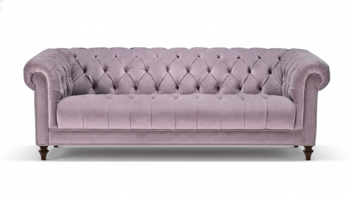 Lila sofá de tres plazas diseño Chesterfield tapizado en tela original de terciopelo.