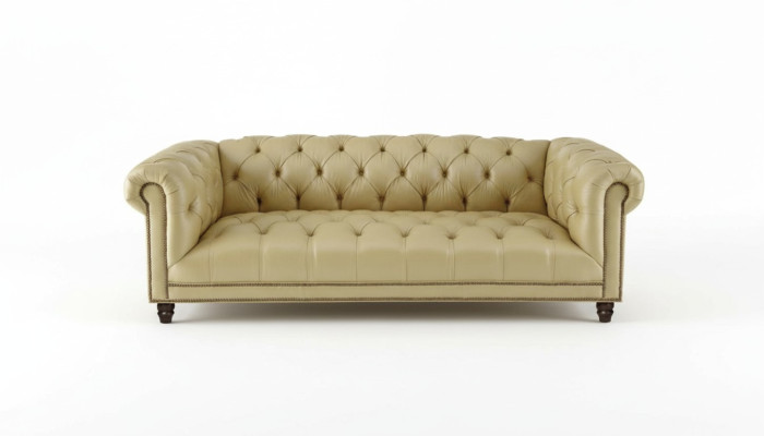 Beige sofá de diseño moderno Chesterfield de tres plazas de cuero para la sala de estar, nuevo.