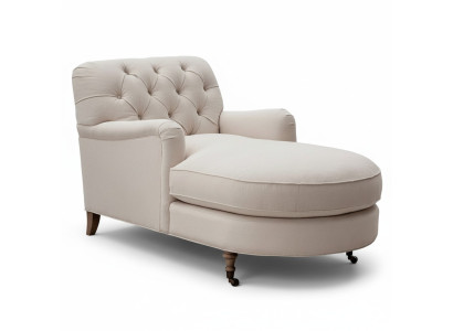 Chaiselongue Chesterfield de color beige, muebles de salón modernos.