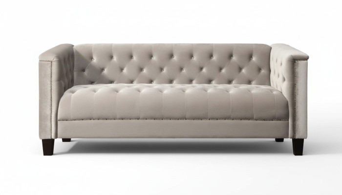 Sofá de diseño moderno Chesterfield de tres plazas en textil gris claro para la sala de estar.