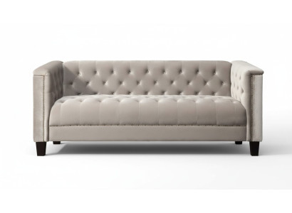 Sofá de diseño moderno Chesterfield de tres plazas en textil gris claro para la sala de estar.
