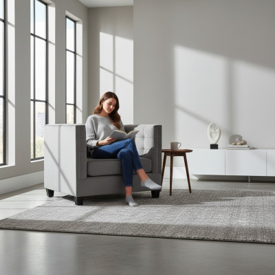 Sillón Chesterfield de tela gris nuevo de estilo moderno para la sala de estar.