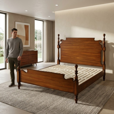 Cama nostálgica de madera maciza con elementos artísticamente torneados.