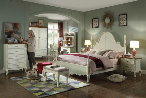 Un conjunto de dormitorio blanco distintivo en estilo clásico.