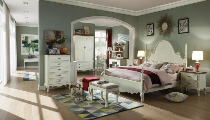 Un conjunto de dormitorio blanco distintivo en estilo clásico.