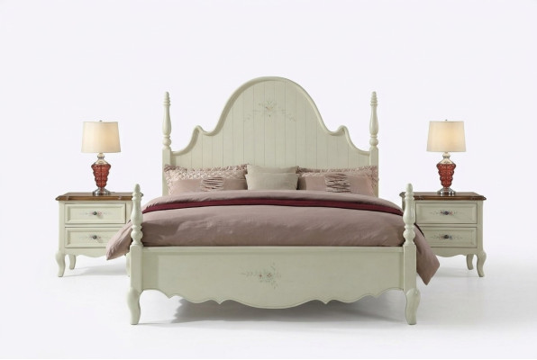 Un conjunto de dormitorio blanco distintivo en estilo clásico.