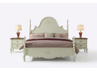 Un conjunto de dormitorio blanco distintivo en estilo clásico.